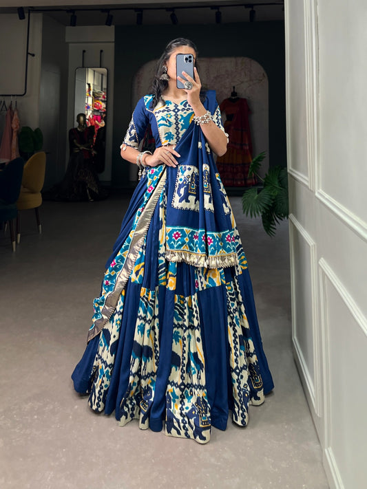 Lehenga de Navratri Gota Patti Imprimé bleu en rayon et soie