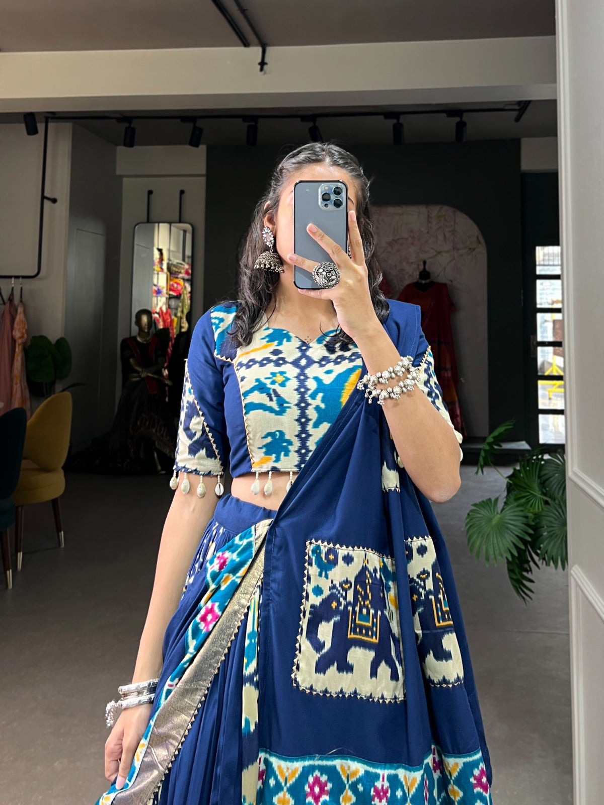 Lehenga de Navratri Gota Patti Imprimé bleu en rayon et soie