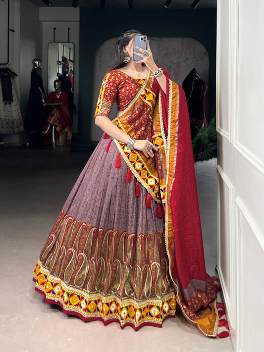 Lehenga choli Navratri Imprimé traditionnel Cachemire jaune et rouge en soie