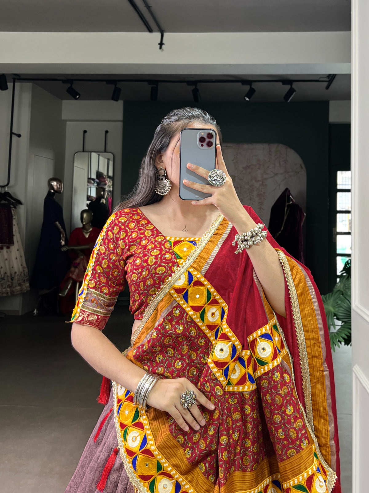 Lehenga choli Navratri Imprimé traditionnel Cachemire jaune et rouge en soie