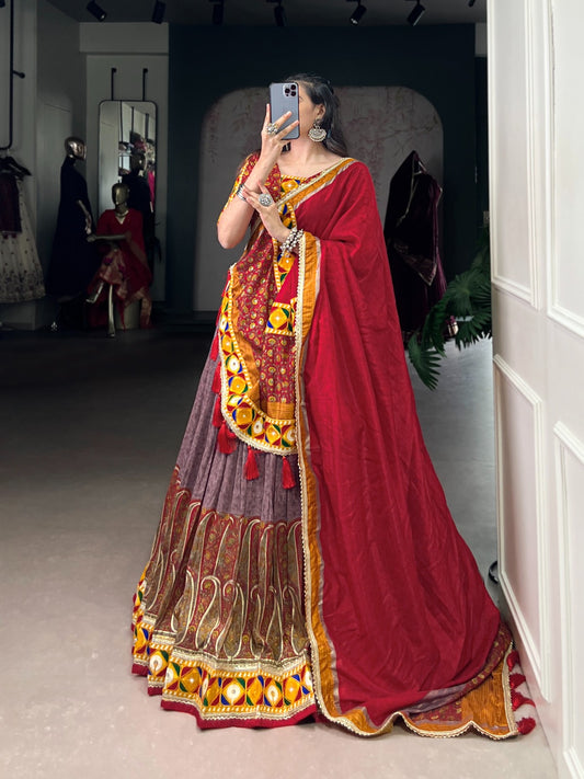 Lehenga choli Navratri Imprimé traditionnel Cachemire jaune et rouge en soie
