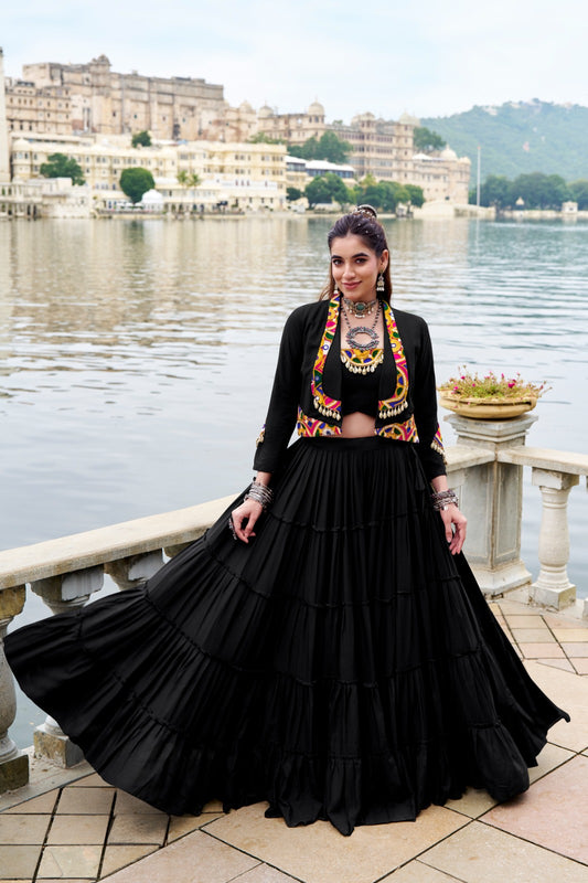 Lehenga choli avec koti veste noir Navratri COLLECTION KINJAL