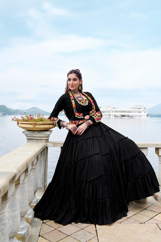 Lehenga choli avec koti veste noir Navratri COLLECTION KINJAL