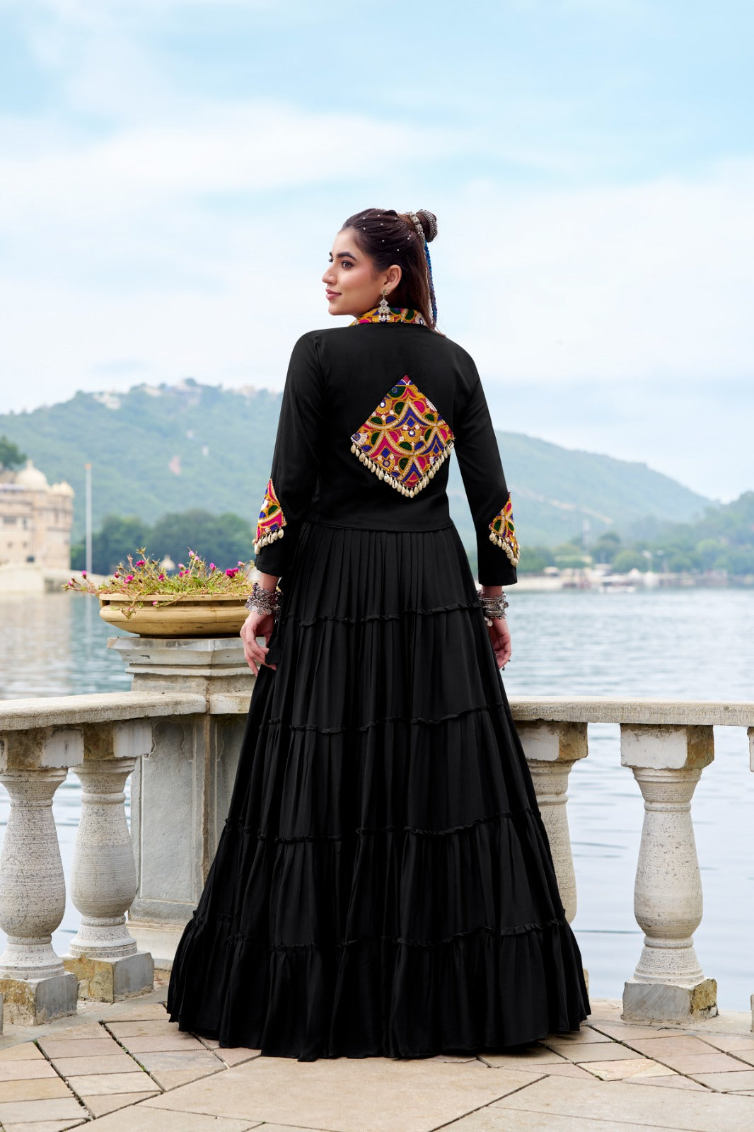 Lehenga choli avec koti veste noir Navratri COLLECTION KINJAL