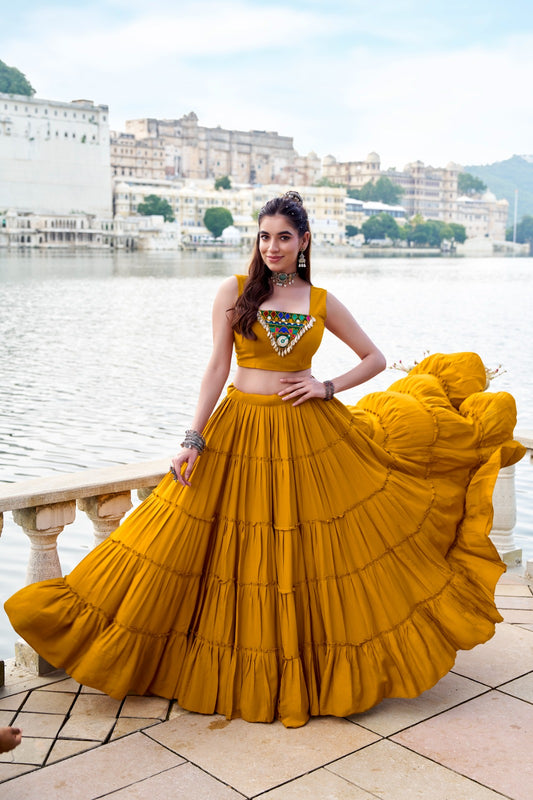 Lehenga choli 3 pièces avec koti veste Navratri COLLECTION KINJAL