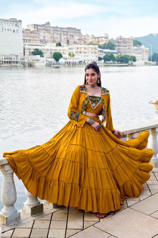 Lehenga choli 3 pièces avec koti veste Navratri COLLECTION KINJAL