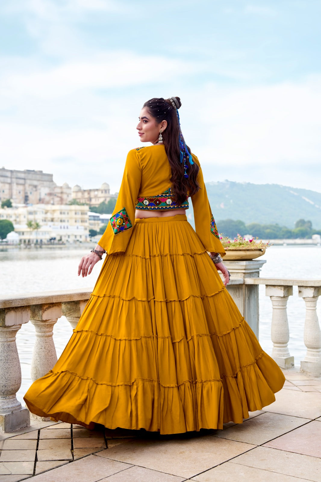 Lehenga choli 3 pièces avec koti veste Navratri COLLECTION KINJAL