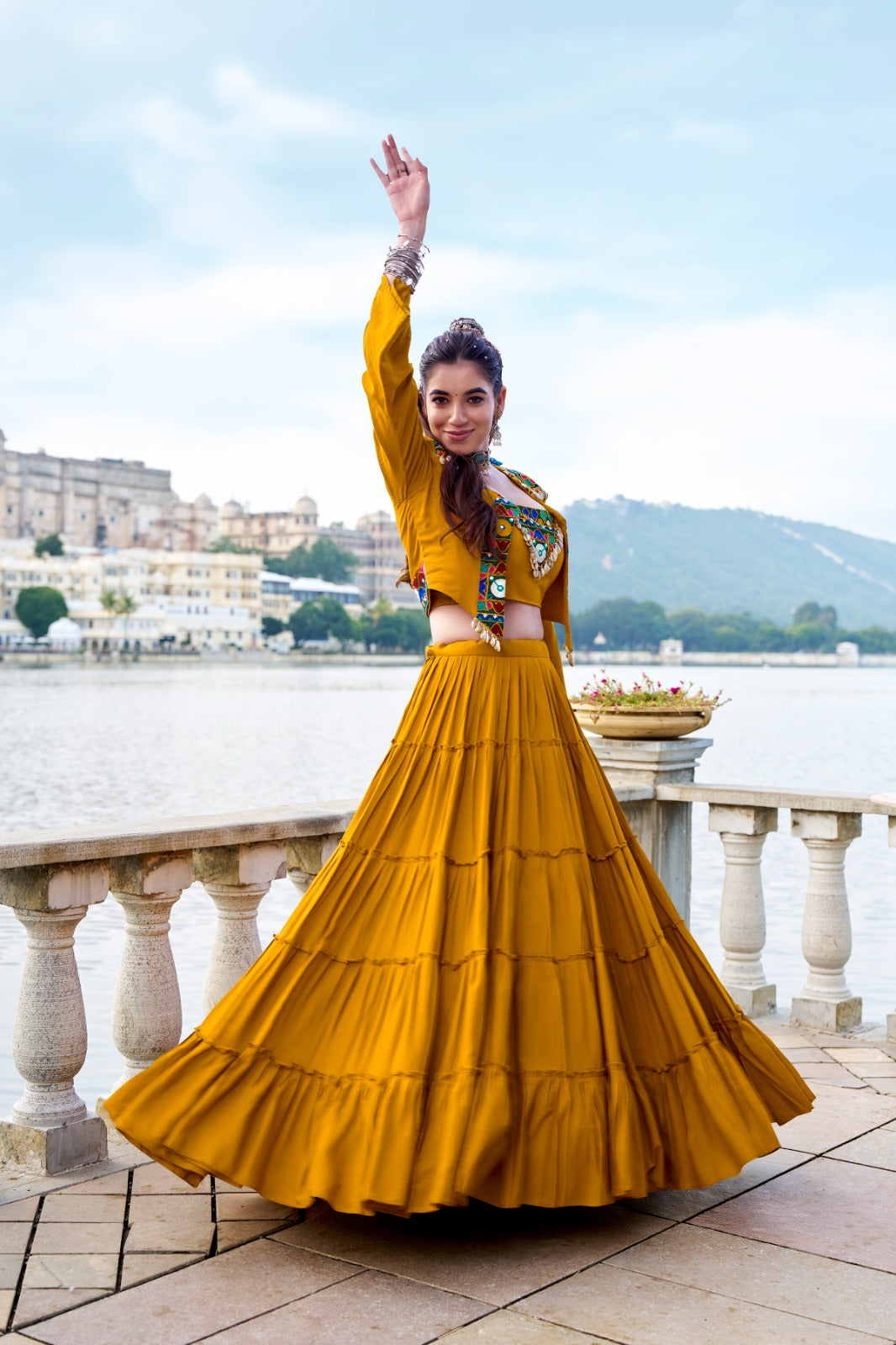 Lehenga choli 3 pièces avec koti veste Navratri COLLECTION KINJAL