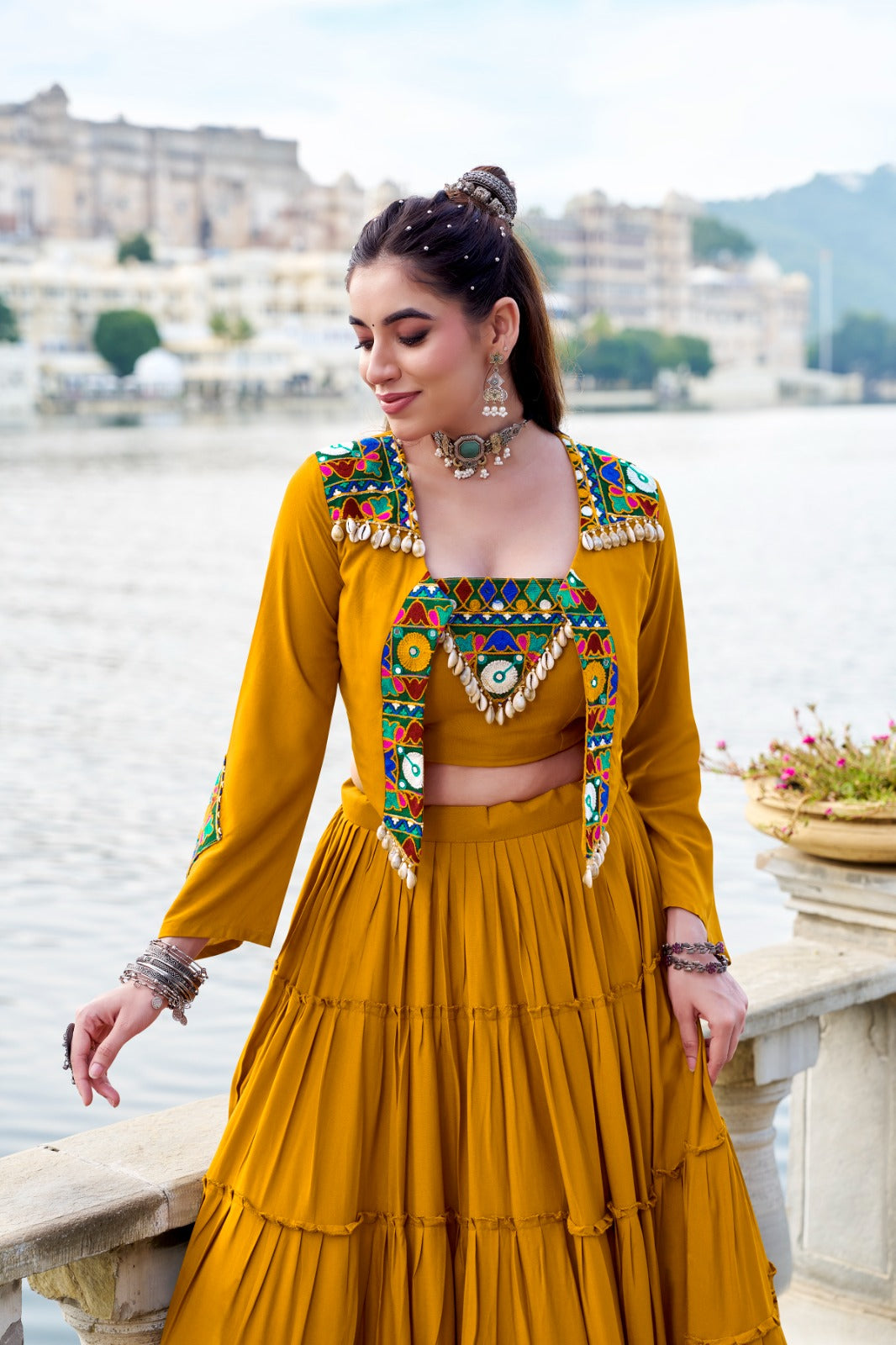 Lehenga choli 3 pièces avec koti veste Navratri COLLECTION KINJAL