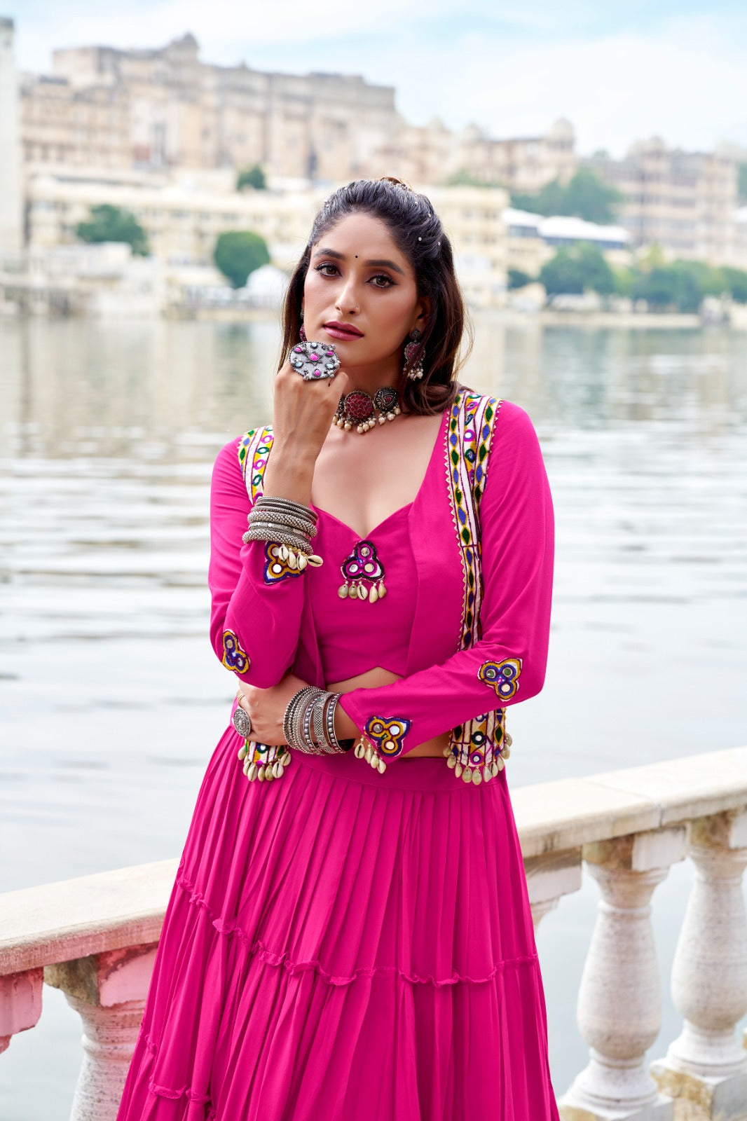 Lehenga choli rose fuchsia avec koti veste COLLECTION KINJAL