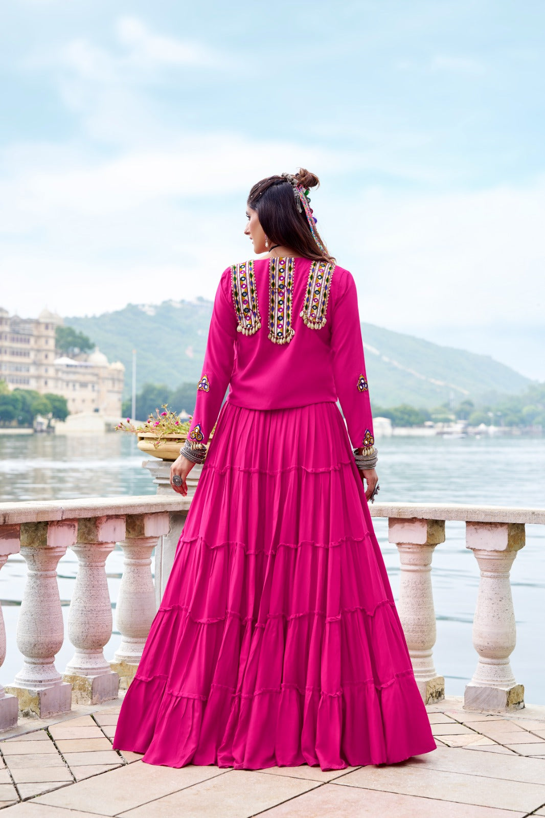 Lehenga choli rose fuchsia avec koti veste COLLECTION KINJAL