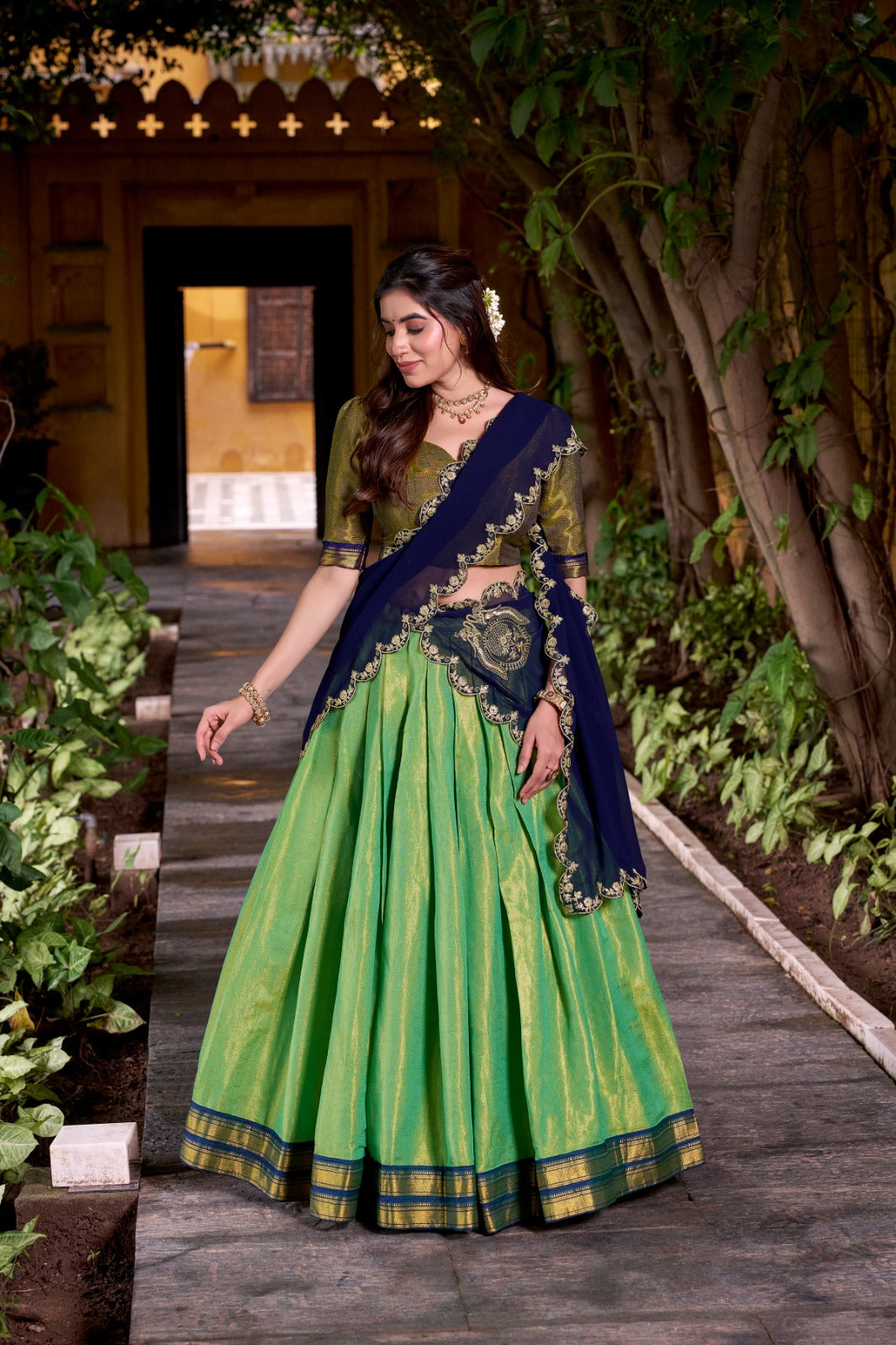 Eleganter rosa-grauer Braut-Lehenga mit Zarkan-Stickerei und Pailletten