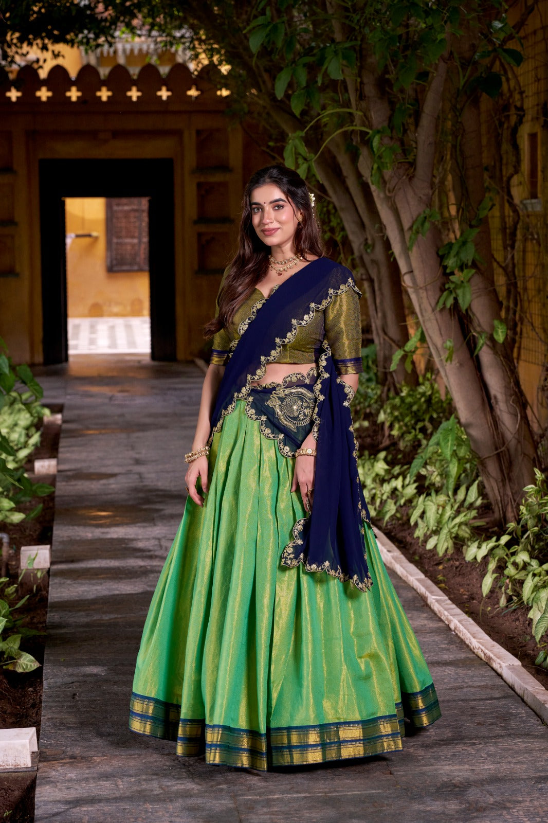 Eleganter rosa-grauer Braut-Lehenga mit Zarkan-Stickerei und Pailletten