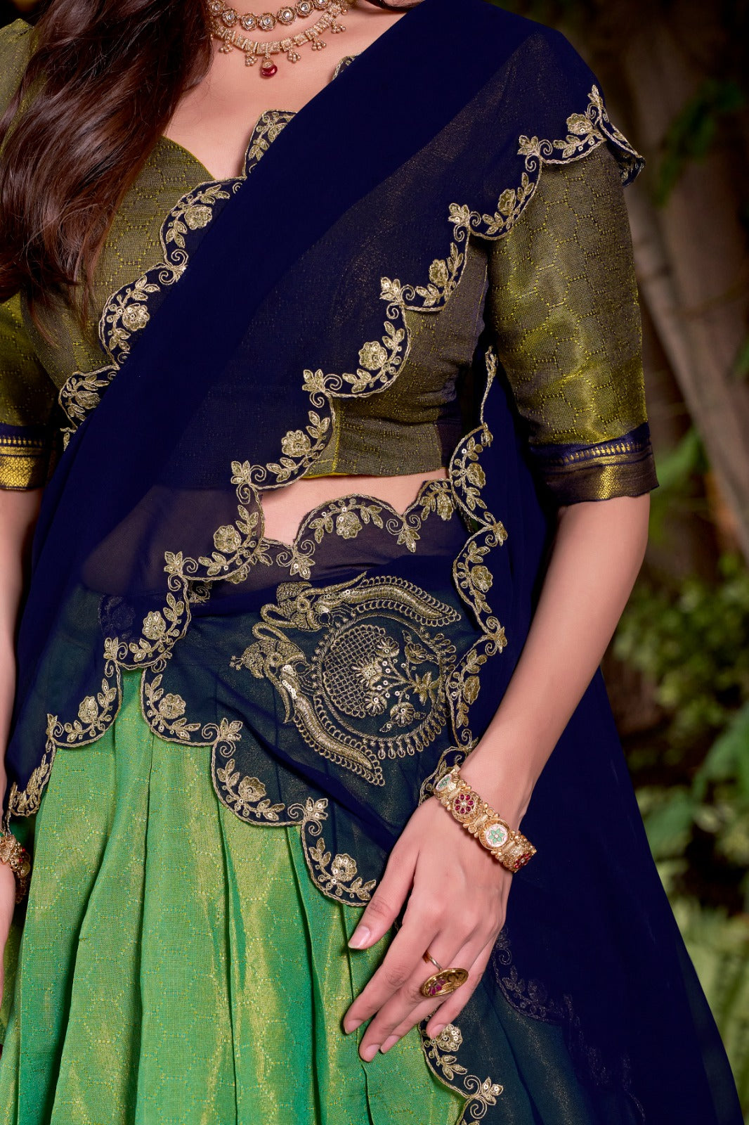 Eleganter rosa-grauer Braut-Lehenga mit Zarkan-Stickerei und Pailletten