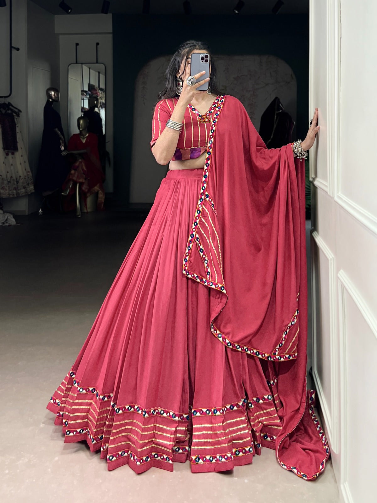 Lehenga de Navratri rose en travail de miroir