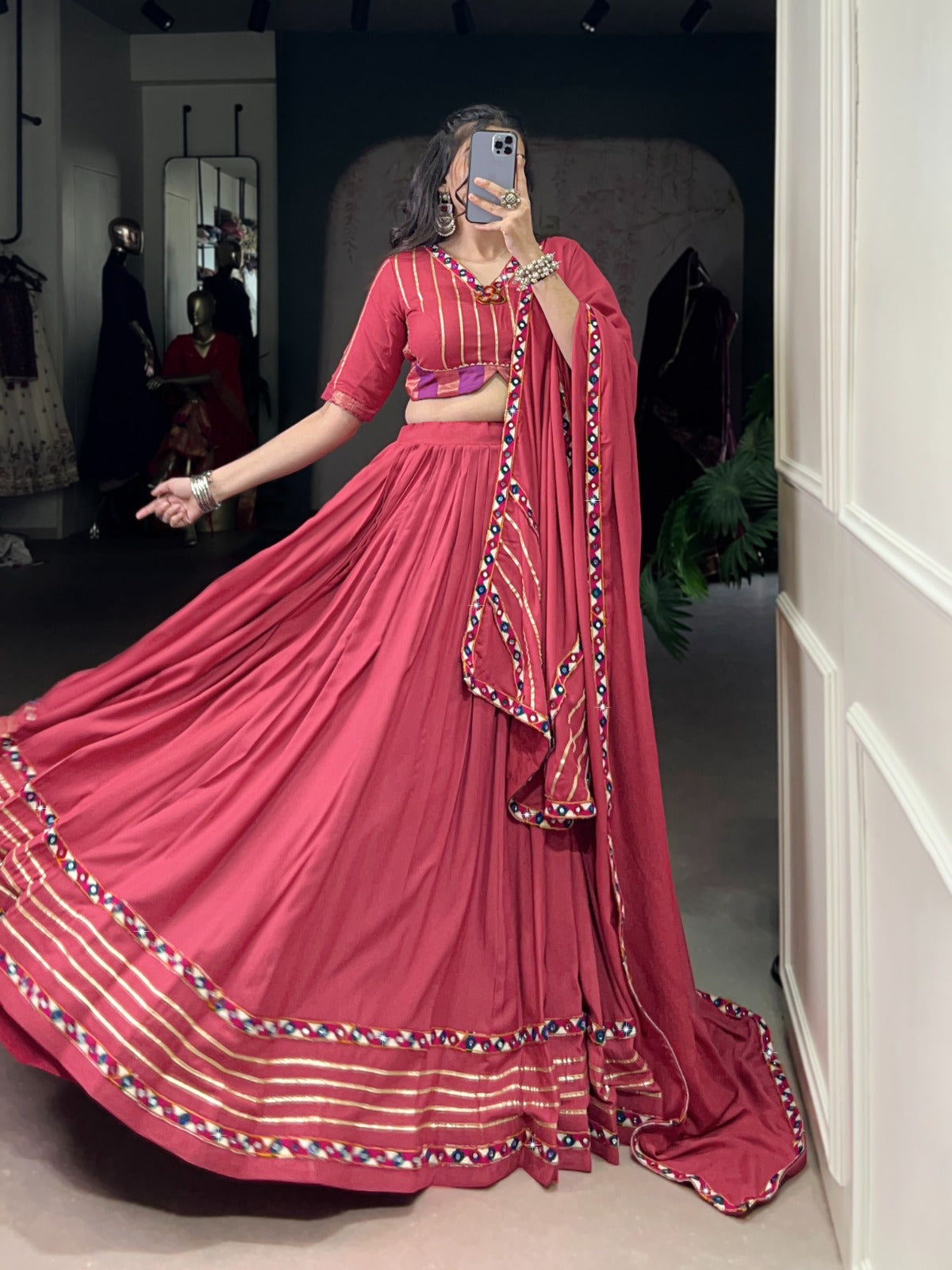 Lehenga de Navratri rose en travail de miroir