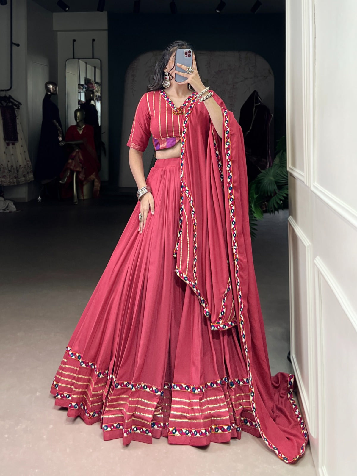 Lehenga de Navratri rose en travail de miroir
