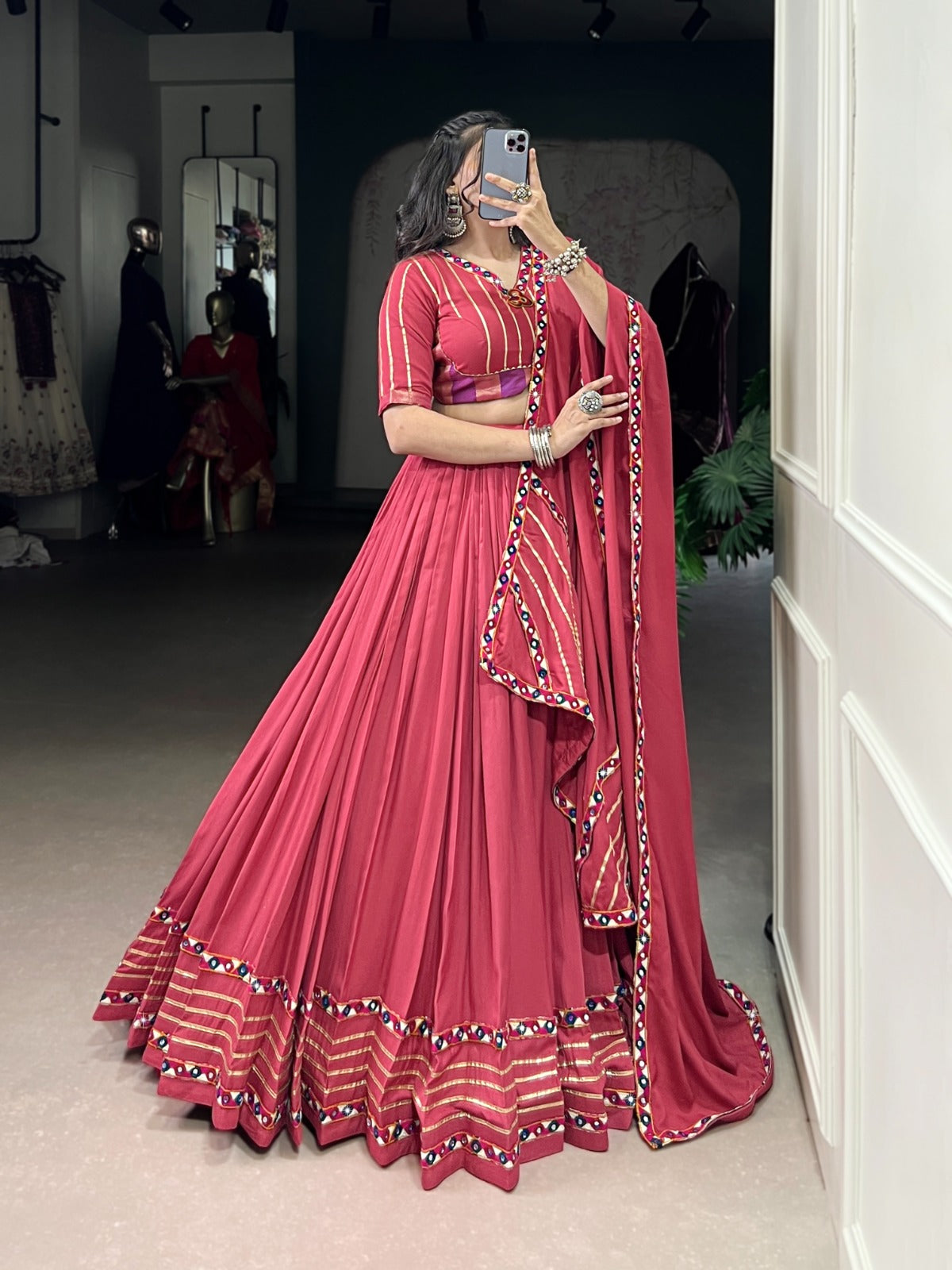 Lehenga de Navratri rose en travail de miroir