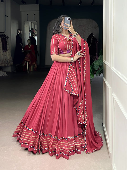 Lehenga de Navratri rose en travail de miroir