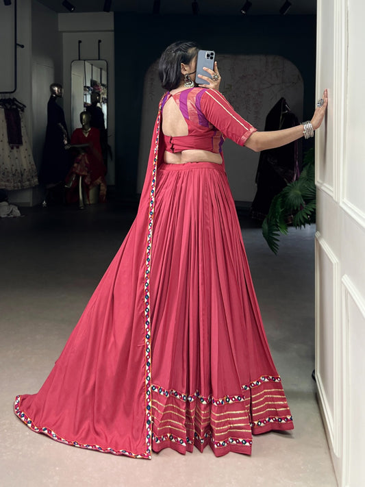Lehenga de Navratri rose en travail de miroir