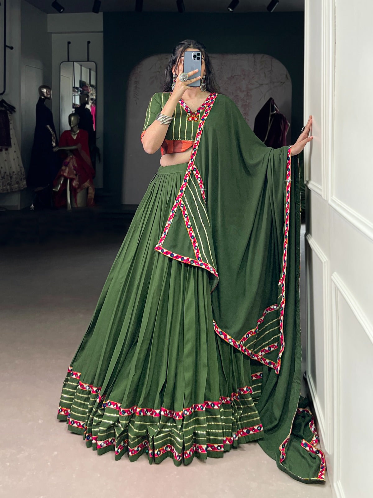 Lehenga de Navratri vert en travail de miroir