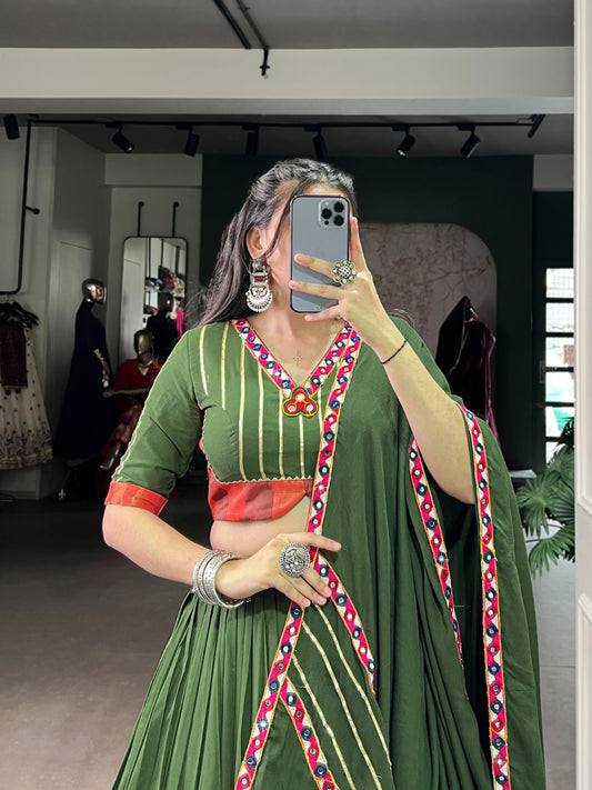 Lehenga de Navratri vert en travail de miroir