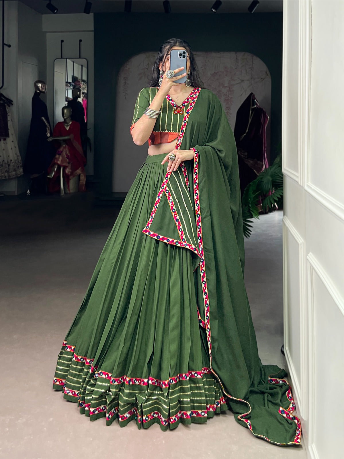 Lehenga de Navratri vert en travail de miroir
