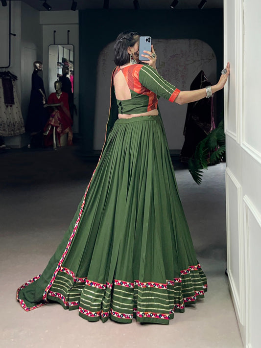 Lehenga de Navratri vert en travail de miroir