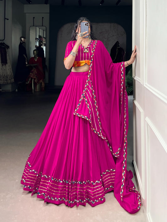 Lehenga de Navratri rose fuschia en travail de miroirs en rayon