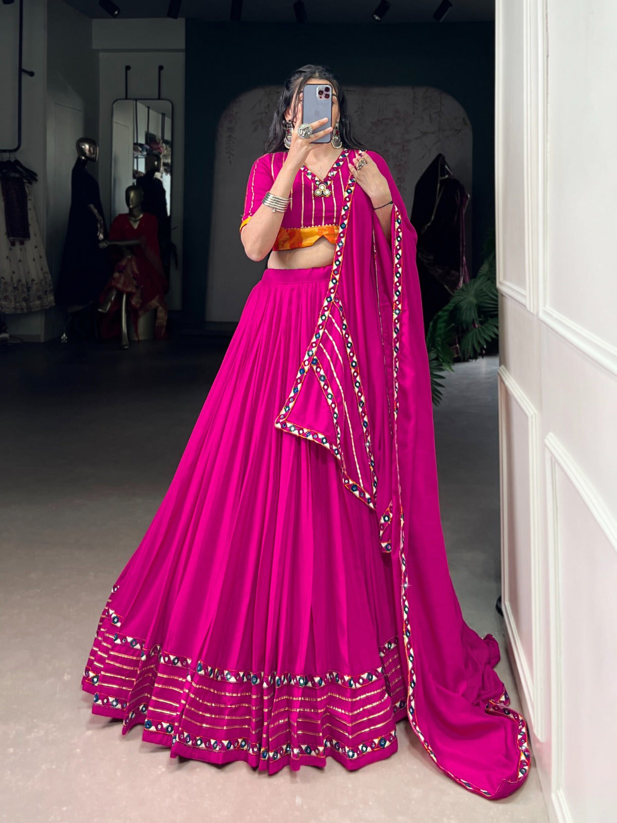 Lehenga de Navratri rose fuschia en travail de miroirs en rayon