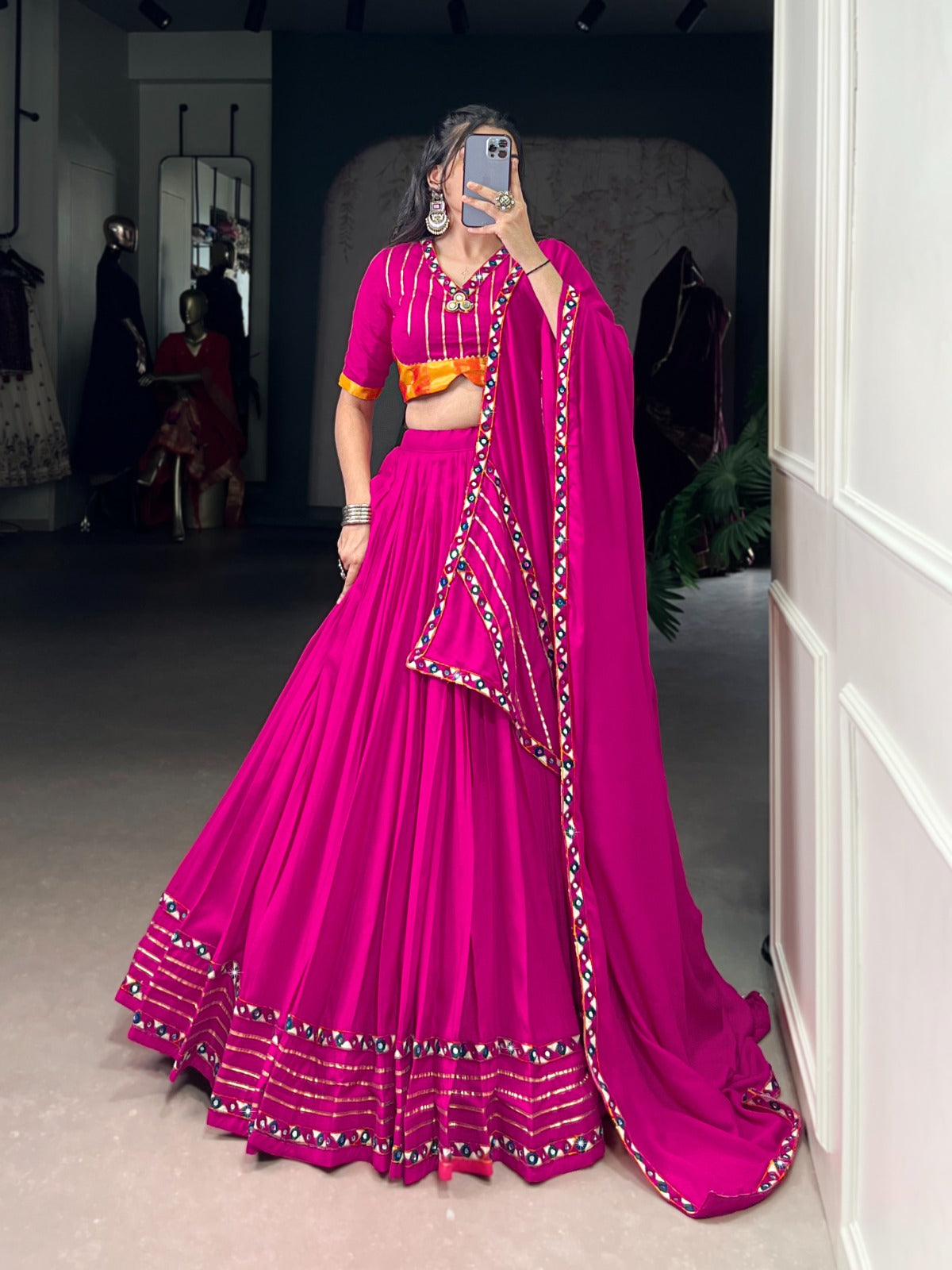Lehenga de Navratri rose fuschia en travail de miroirs en rayon
