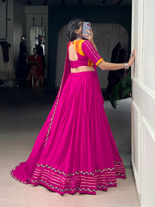 Lehenga de Navratri rose fuschia en travail de miroirs en rayon