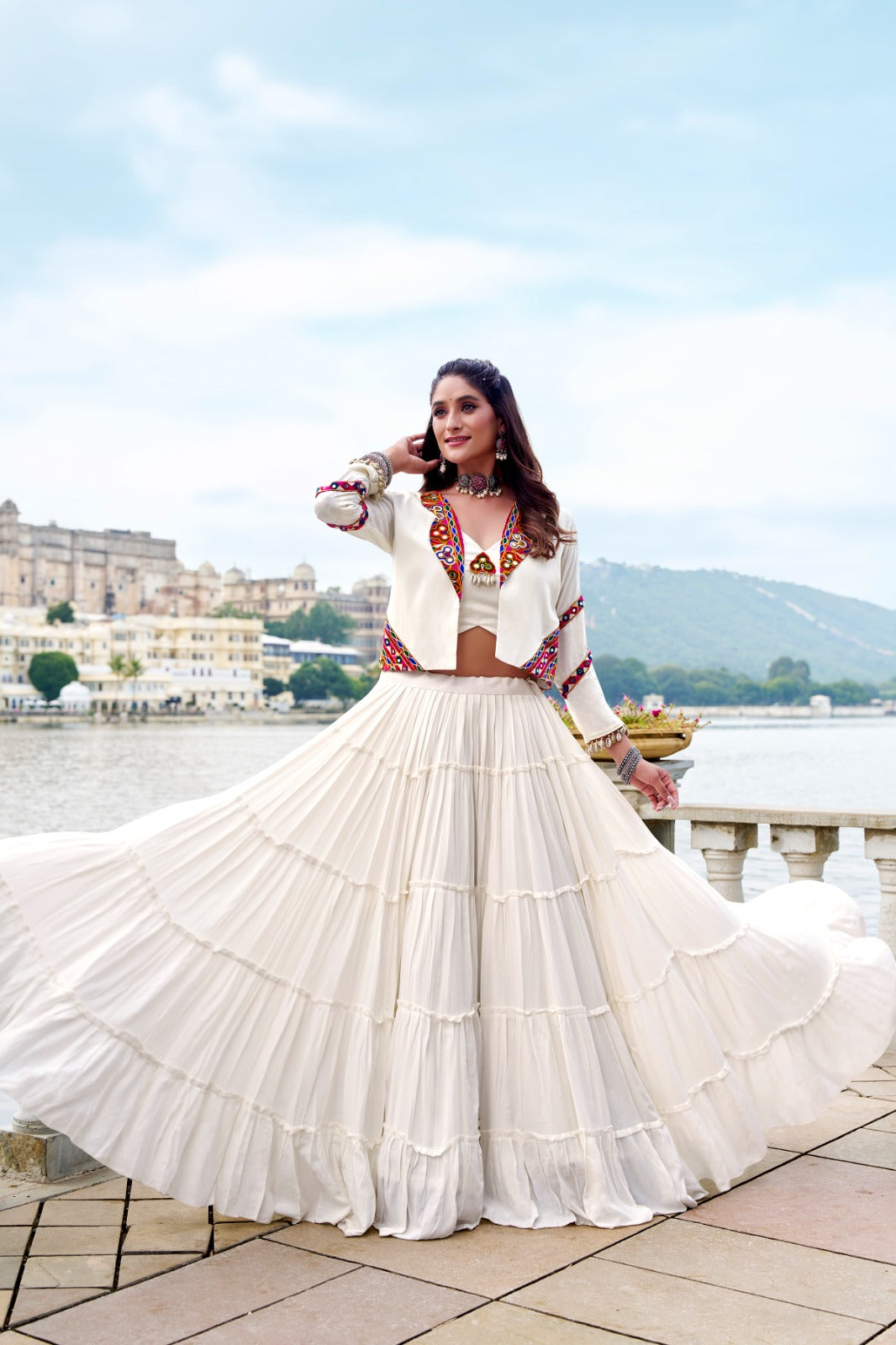 Lehenga choli blanc avec koti veste Navratri COLLECTION KINJAL
