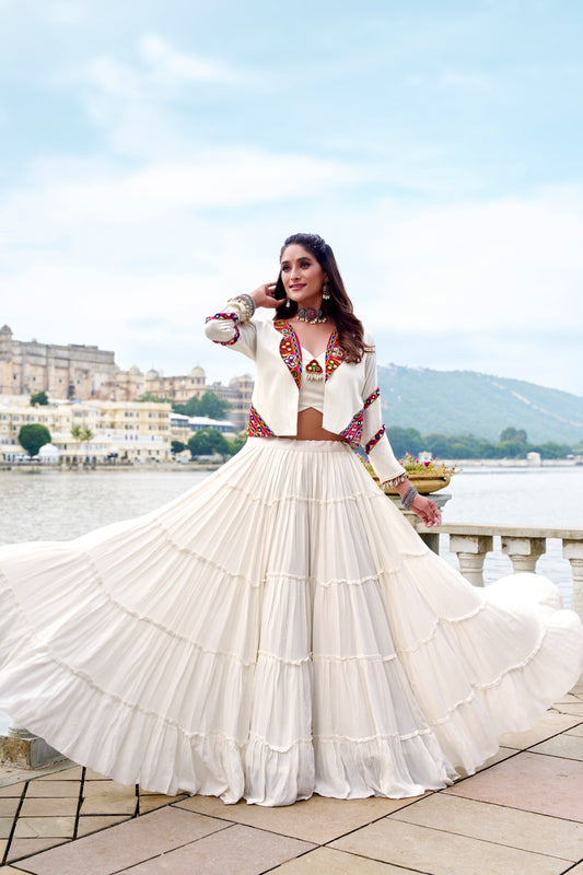 Lehenga choli blanc avec koti veste Navratri COLLECTION KINJAL
