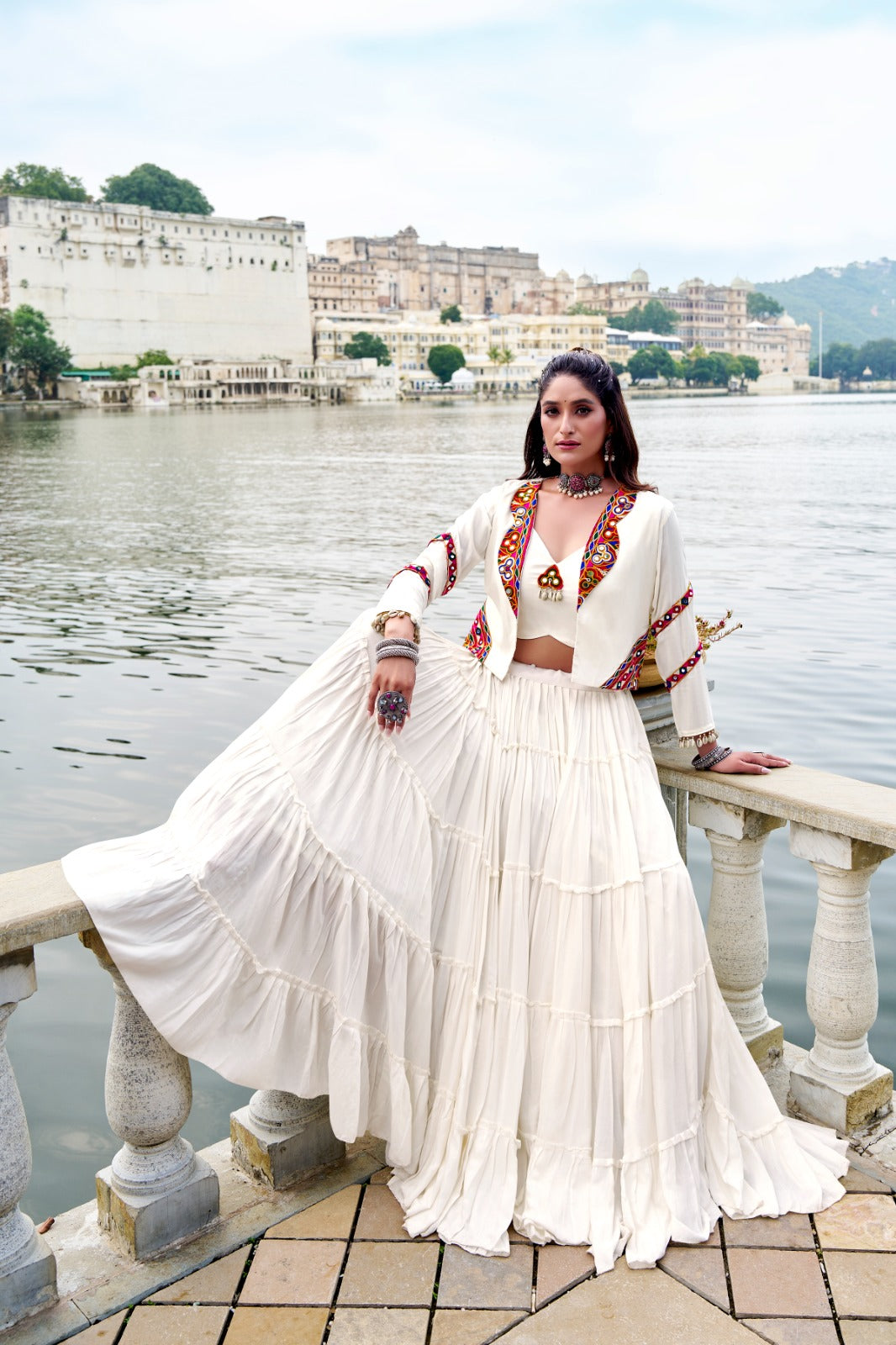 Lehenga choli blanc avec koti veste Navratri COLLECTION KINJAL