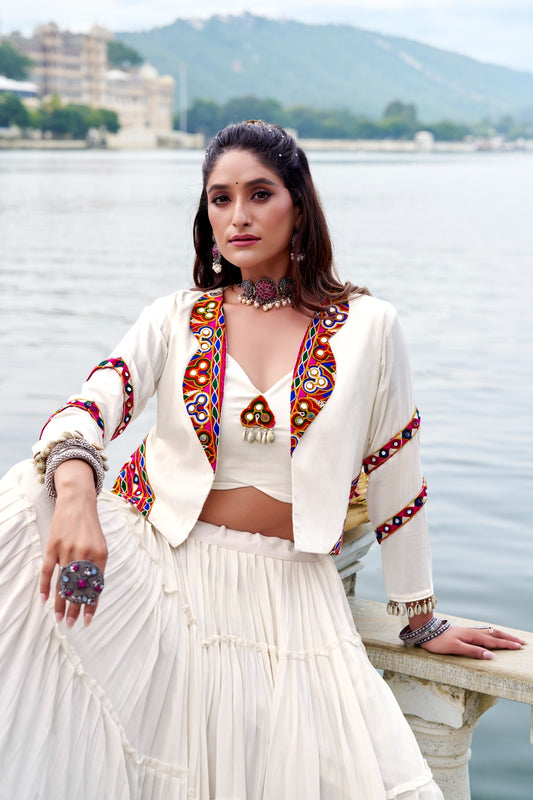 Lehenga choli blanc avec koti veste Navratri COLLECTION KINJAL
