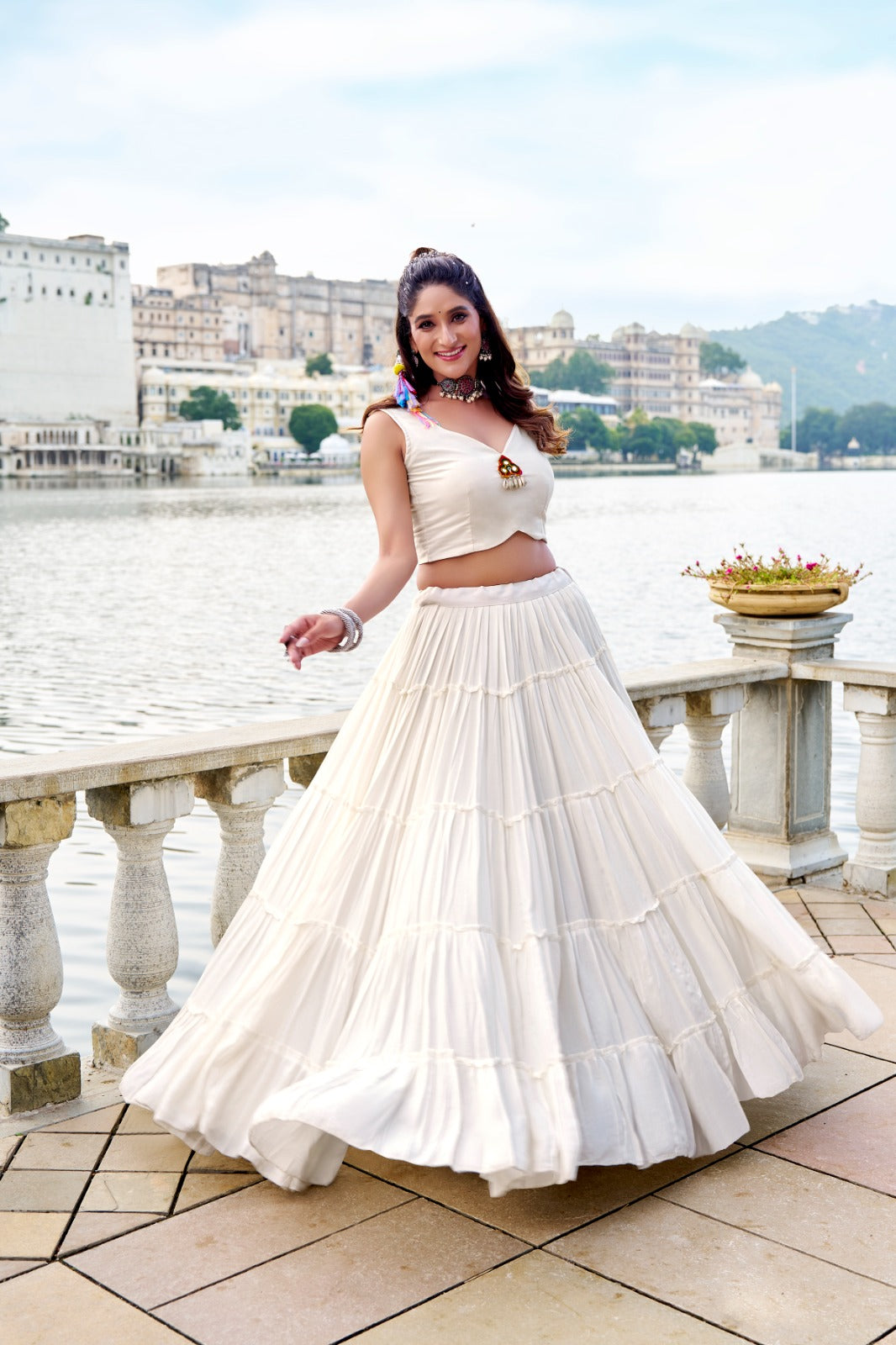 Lehenga choli blanc avec koti veste Navratri COLLECTION KINJAL