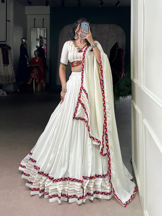 Lehenga de Navratri blanc en travail de miroirs en rayon