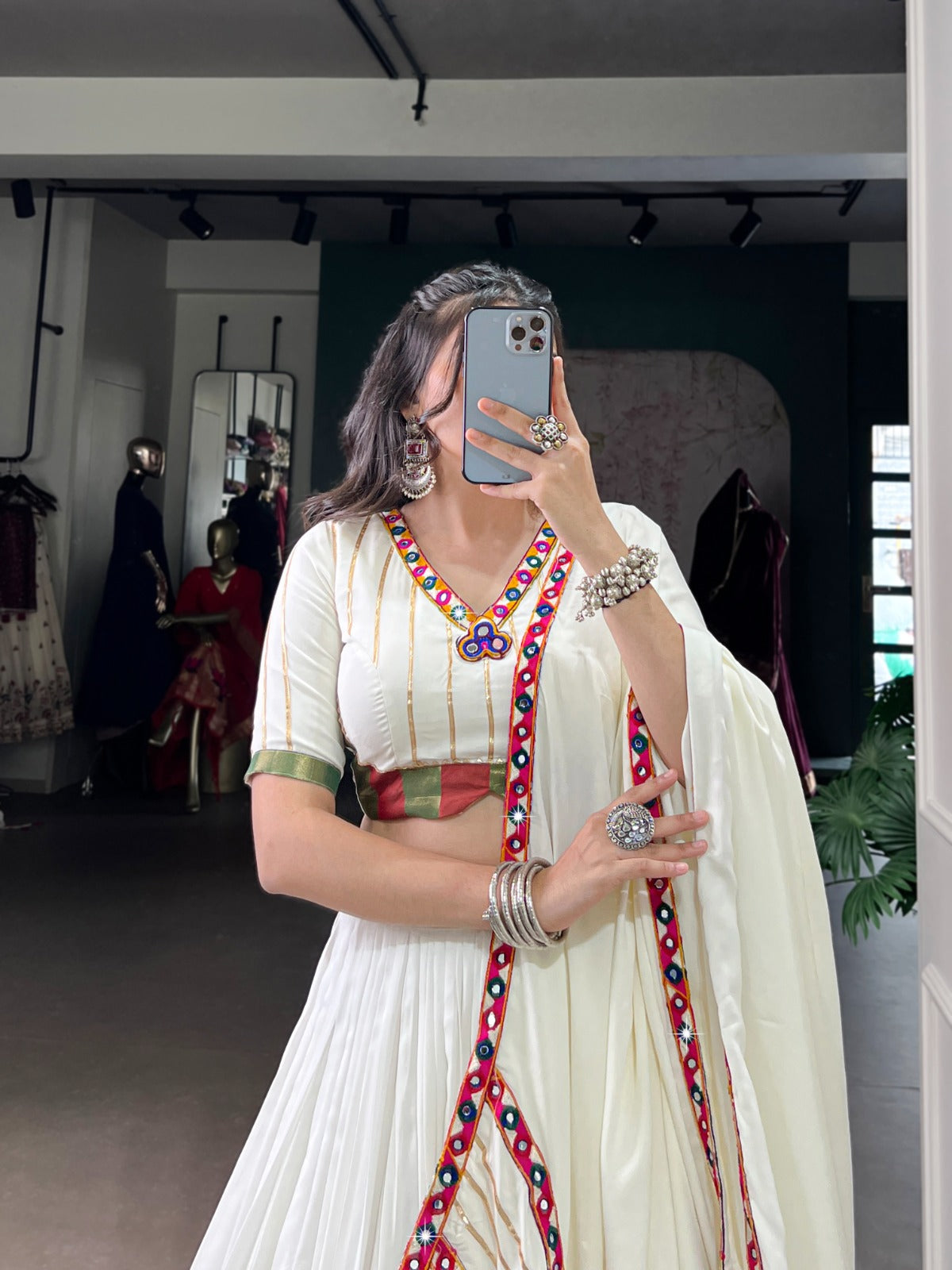 Lehenga de Navratri blanc en travail de miroirs en rayon