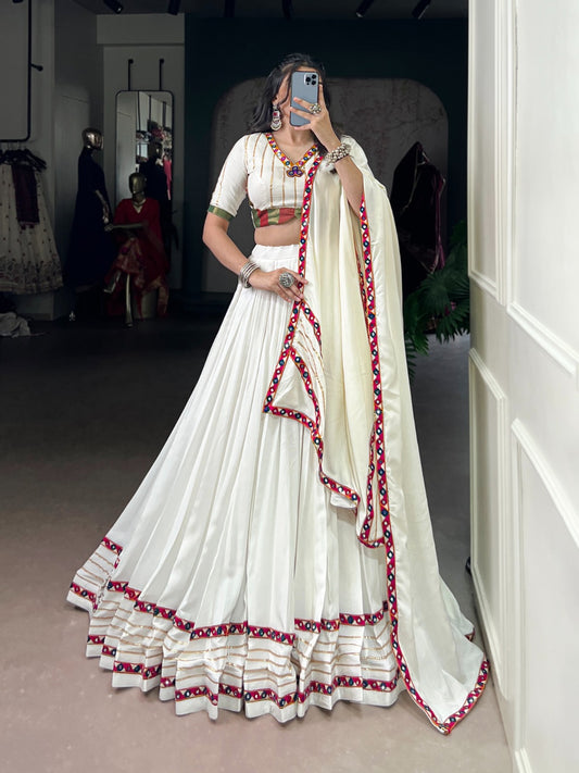 Lehenga de Navratri blanc en travail de miroirs en rayon