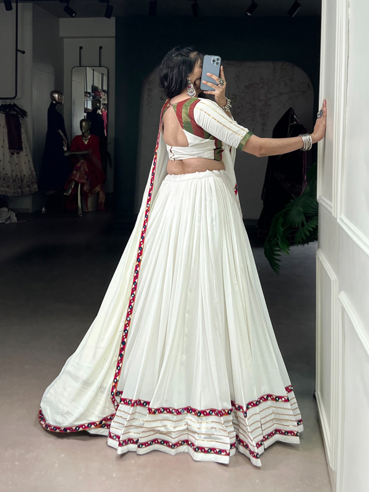 Lehenga de Navratri blanc en travail de miroirs en rayon