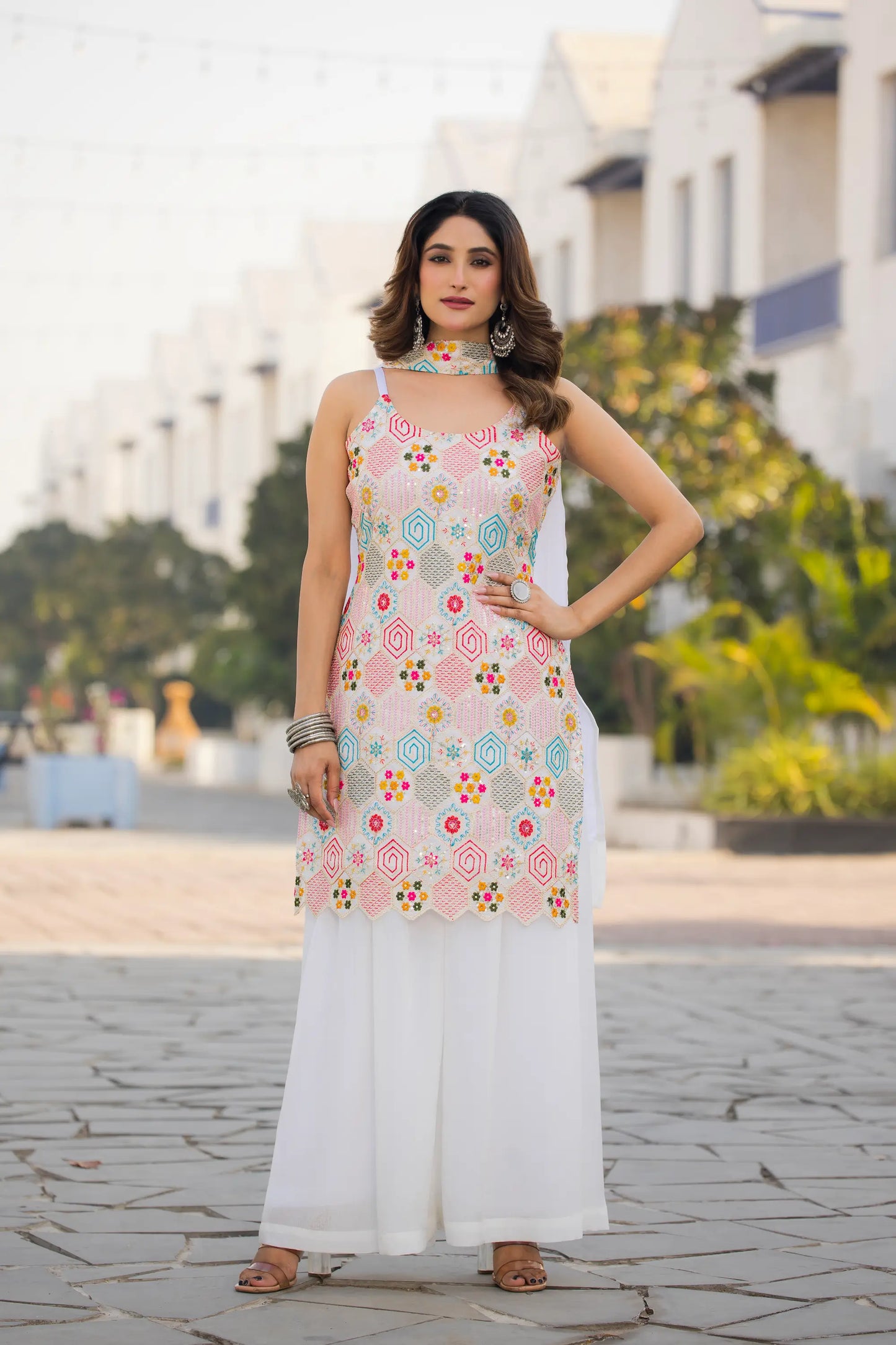 Ensemble Salwar Blanc en Chinon avec Broderie à Sequins
