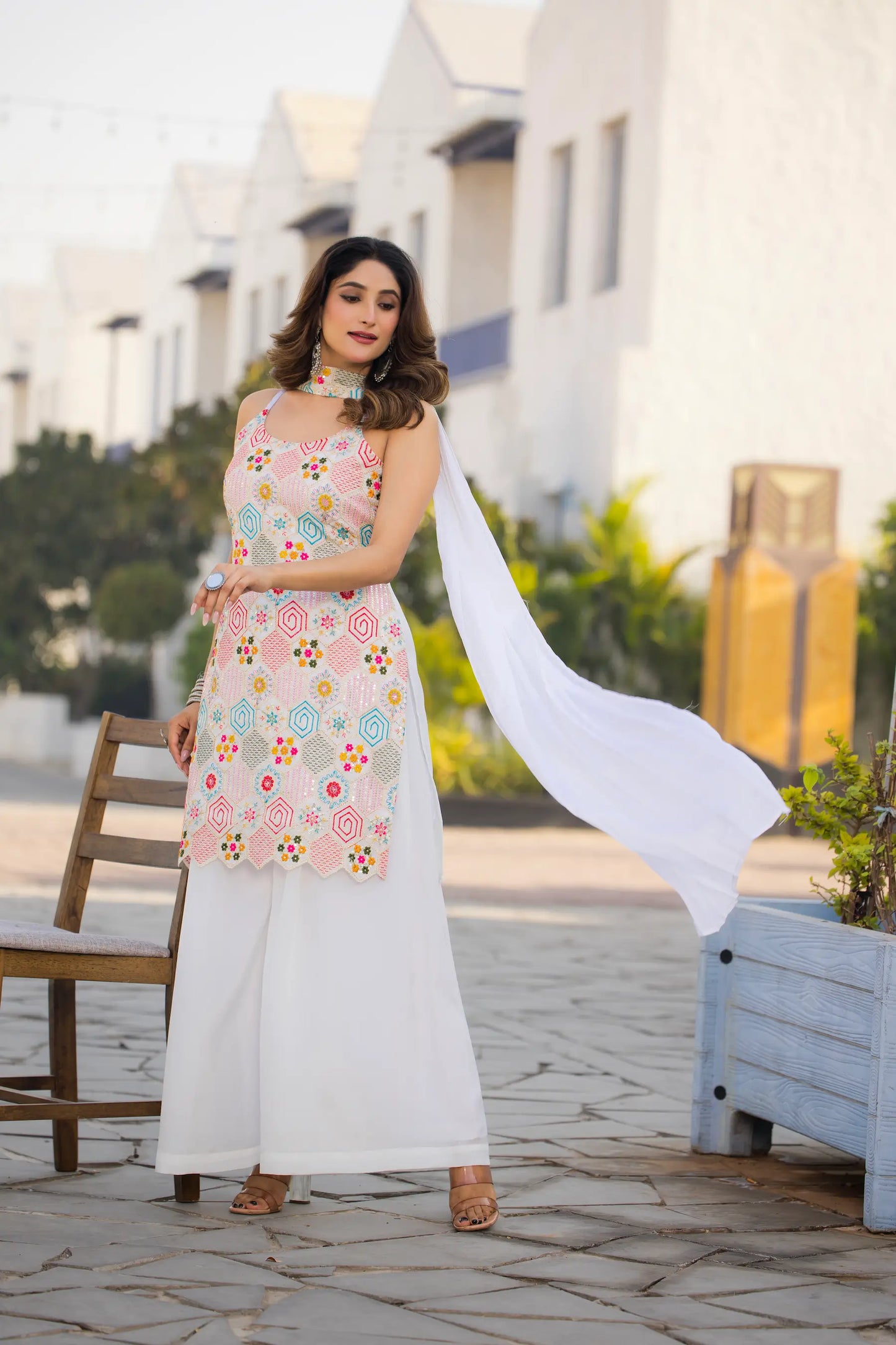 Ensemble Salwar Blanc en Chinon avec Broderie à Sequins