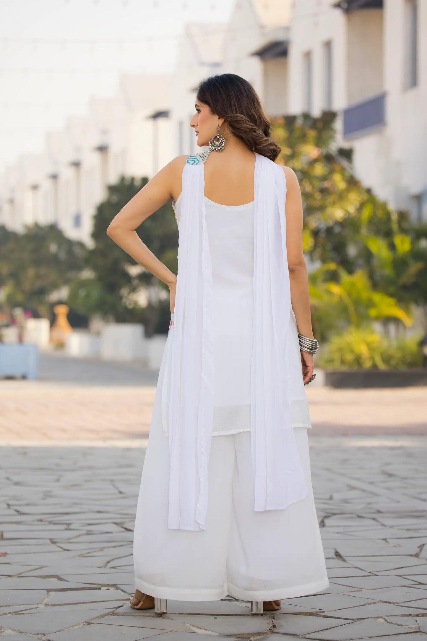 Ensemble Salwar Blanc en Chinon avec Broderie à Sequins