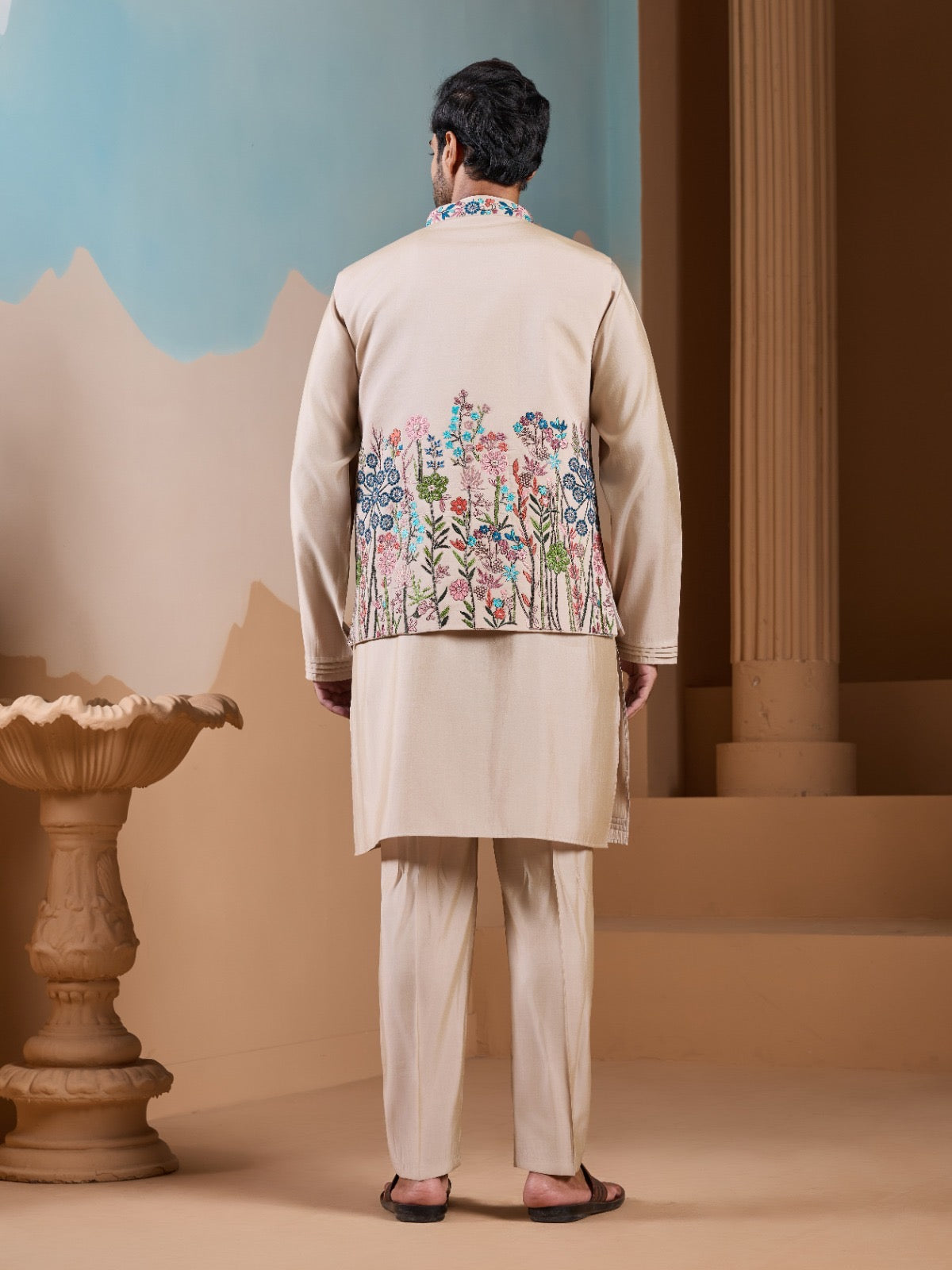 Ensemble Kurta Homme avec Veste Beige et broderies de fleurs romantiques COLLECTION ARVIN