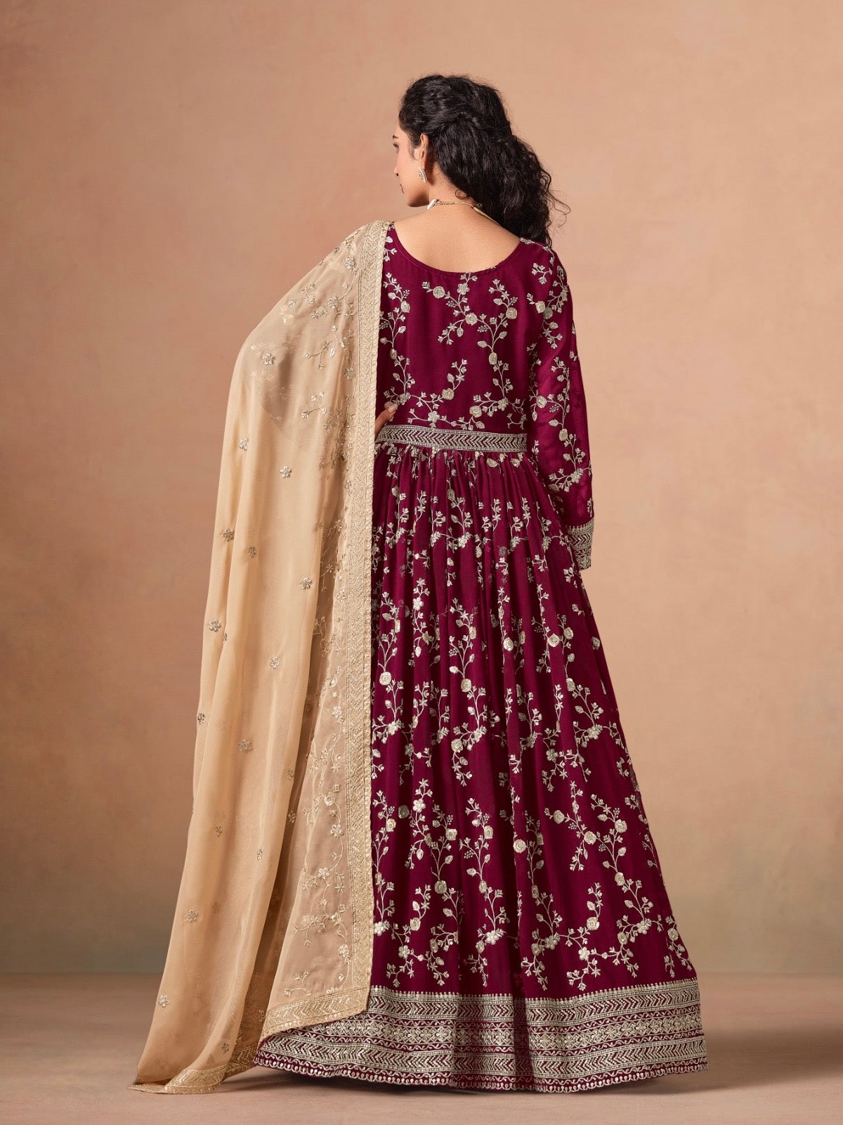 Eleganter rosa-grauer Braut-Lehenga mit Zarkan-Stickerei und Pailletten