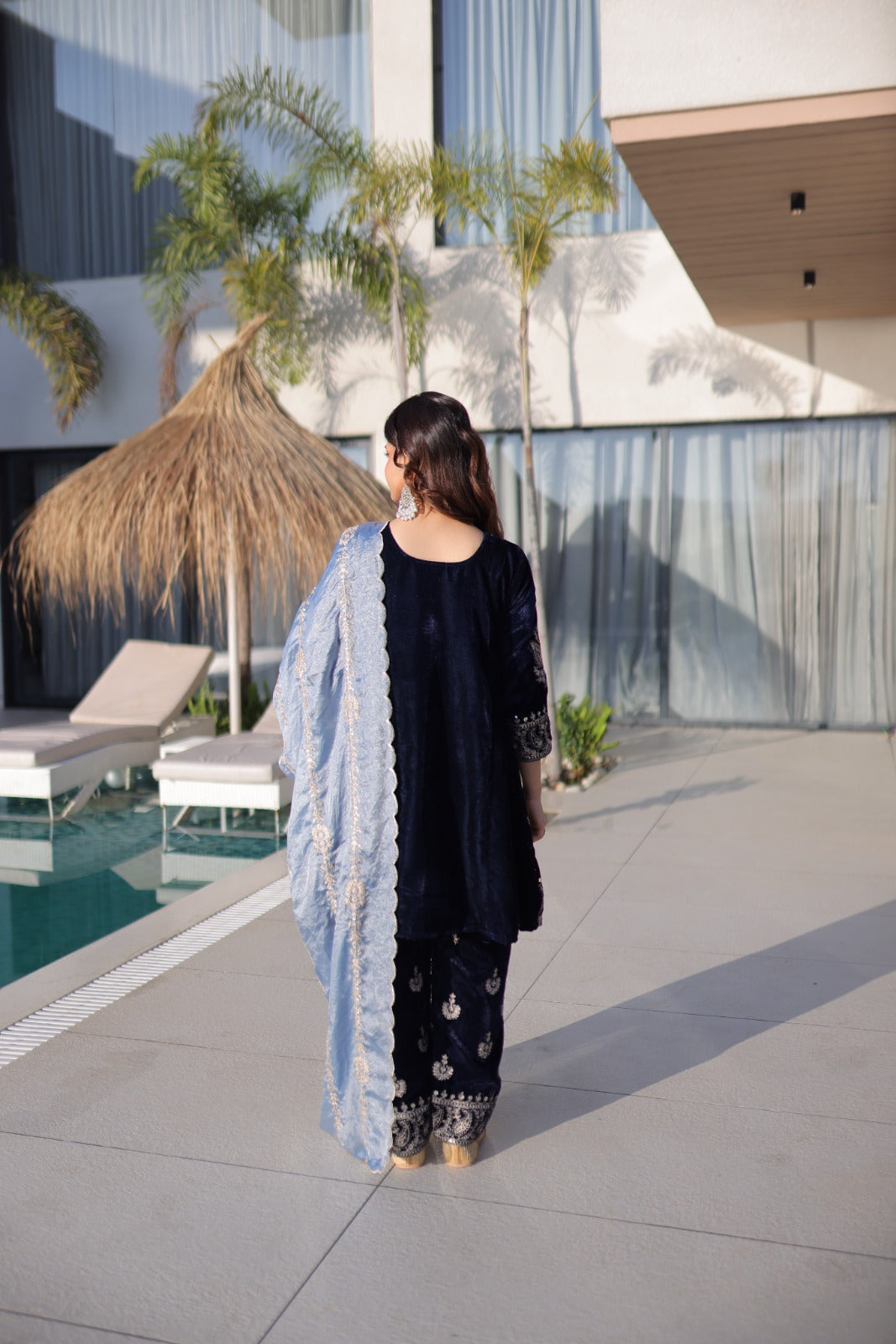 Ensemble Salwar bleu foncé et clair en velours premium et broderies zari