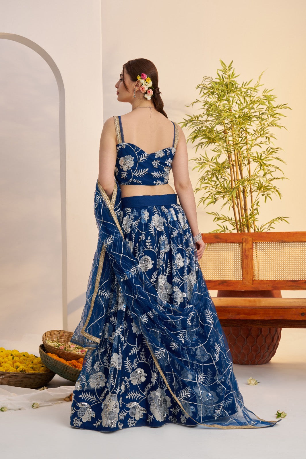 Lehenga bleu marine en filet avec broderies et sequins COLLECTION MAISHA
