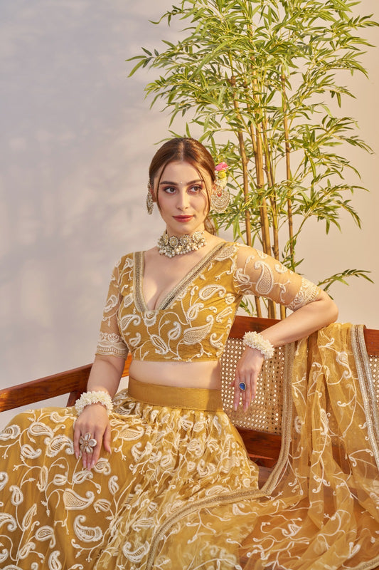 Lehenga jaune doré en filet avec broderies et sequins COLLECTION MAISHA