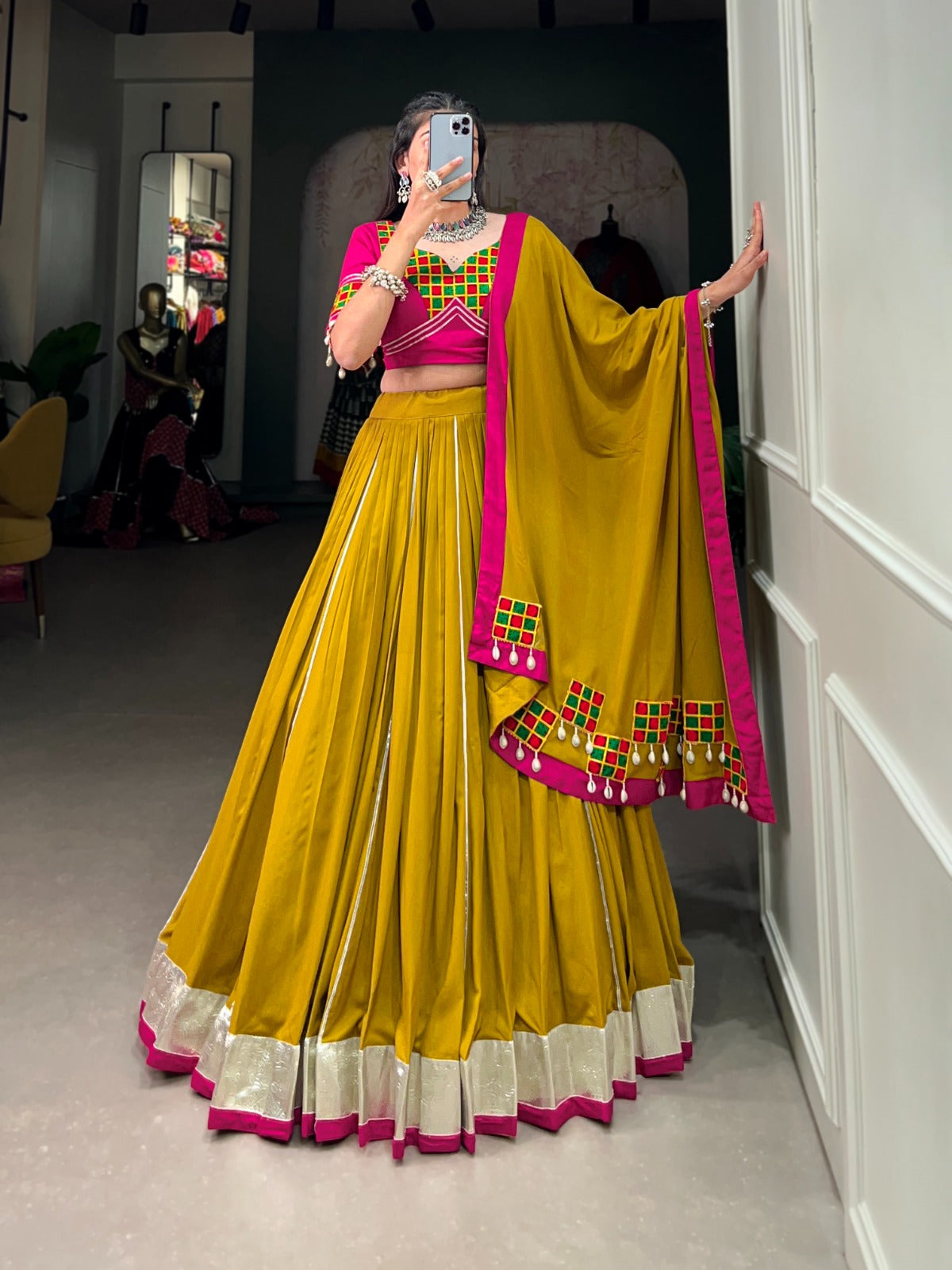 Eleganter rosa-grauer Braut-Lehenga mit Zarkan-Stickerei und Pailletten